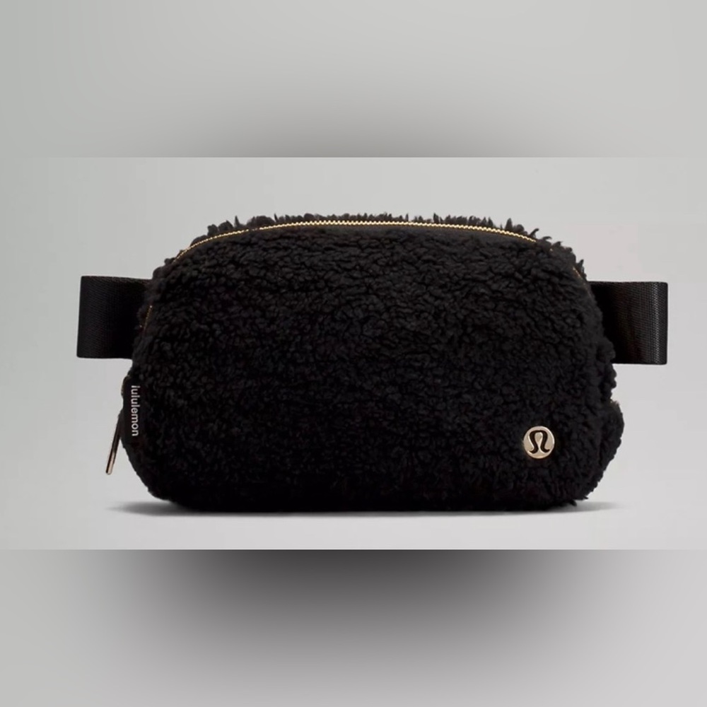 #195 NWT - Lululemon Black Sherpa Everywhere Belt Bag 1L Fleece Black/Gold